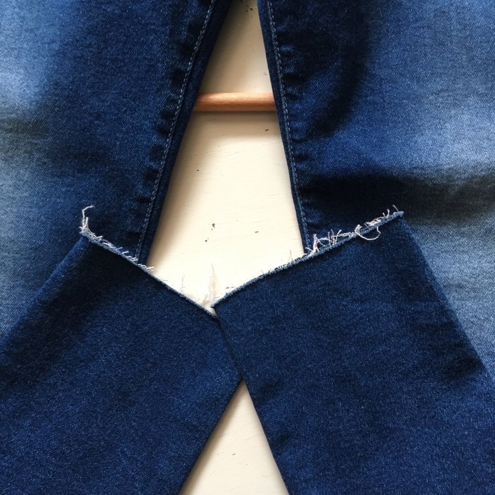 AG Adriano Goldschmied | Farrah High Rise Raw Hem - Picture 8 of 8